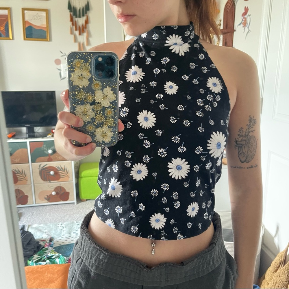 Forever 21 Cropped Daisy Sleeveless Top